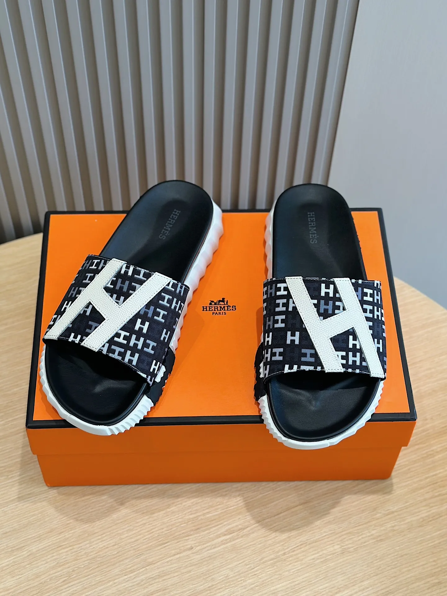 [HERMÈS] Top men's shoes 💰: 340💰 Size: 39-44 (38.45 46 custom-made) Herme*H Home Hermès Men's Sandals and Slippers - Original Replica Purchase the original version and make it one to one, the outsole is privately modeled, and the outsole color corresponding to each color is the same as the original version. Come to those who know the stuff 💪 The ultra-light soles are designed in contrasting colors, and they feel so comfortable on your feet! Calfskin, cowhide feet, private mold outsole.